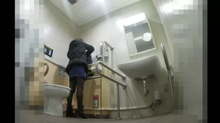 Screenshot 4 from 駅と公衆トイレで繰り広げられる盗撮の記録
