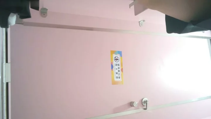 JKトイレで密かに撮影！憧れの制服女子に興奮 のスクリーンショット 4