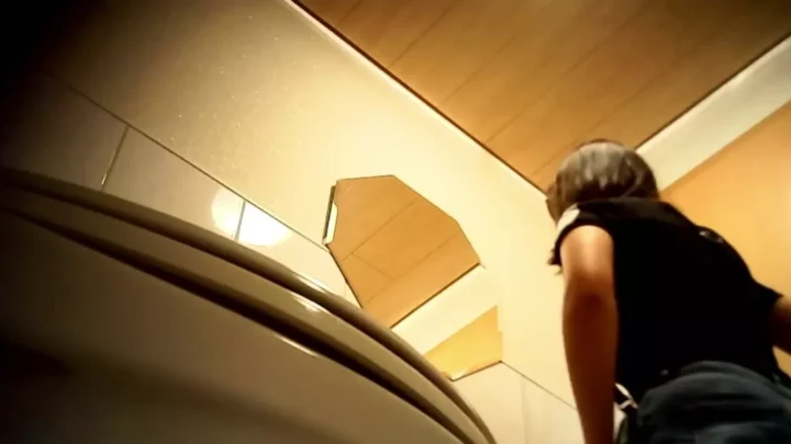 人目を気にせず大胆に…個室トイレで欲求解放！ のスクリーンショット 4