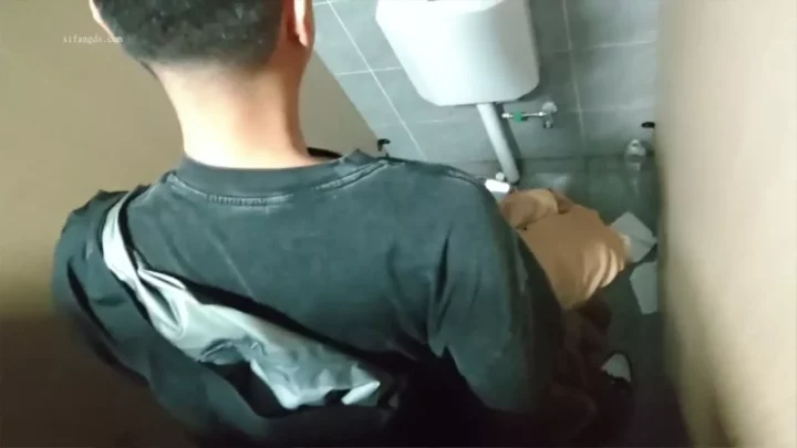 Screenshot 4 from 隠し撮り！バーのトイレでバイブを使った濃厚オーラル