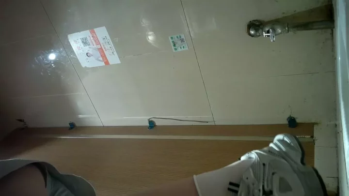 トイレの秘密:眼鏡美少女のパノラマ隠し撮り のスクリーンショット 4