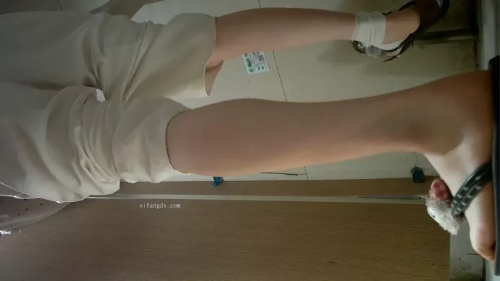 足を閉じても溢れる恥じらい…若い女性のトイレパノラマ のスクリーンショット 4