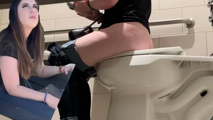 スタバのトイレに隠しカメラ！衝撃の盗撮映像 のスクリーンショット 4