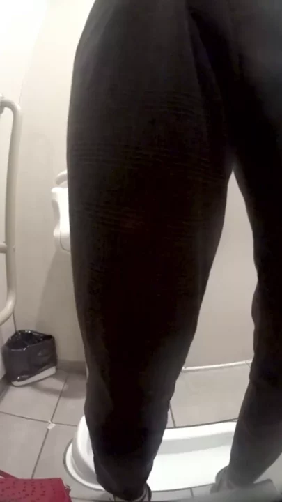 コンビニトイレの盗撮！羞恥に悶える美熟女たち のスクリーンショット 4