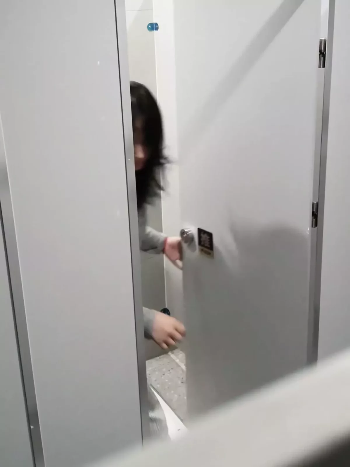 女子大トイレ潜入!排尿シーンの極秘映像 のスクリーンショット 4
