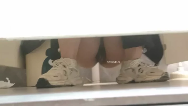 中国のトイレで隠し撮り！大胆な盗撮映像 のスクリーンショット 4