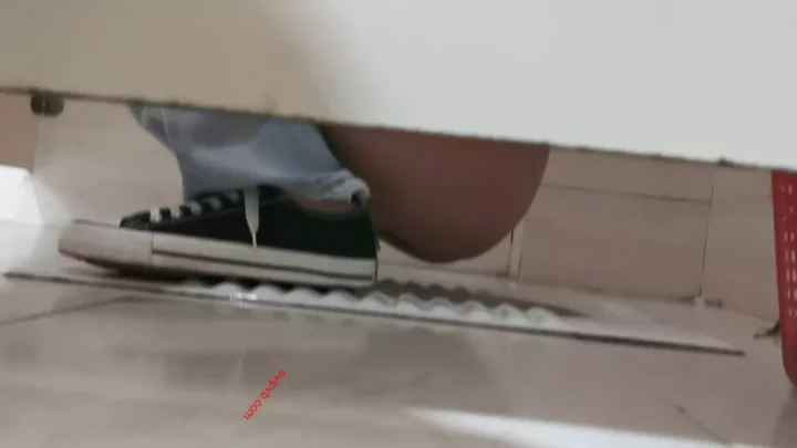 Screenshot 4 from 中国の公衆トイレで盗撮！美女の素顔を暴く隠し撮り
