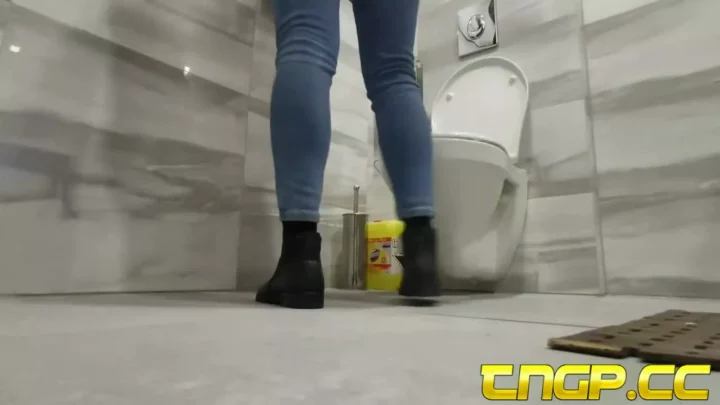 Screenshot 4 from 壁掛けトイレに仕掛けられた隠しカメラ！12