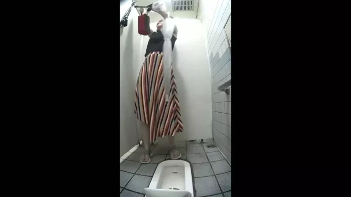 Screenshot 4 from 潮風と秘め事。海の家トイレで覗き見された素肌