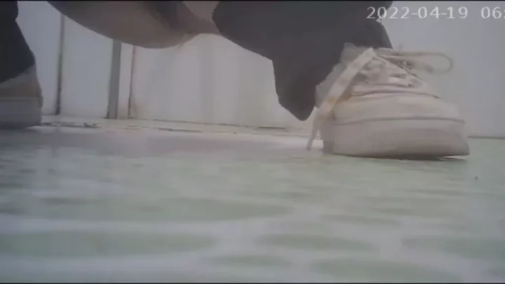 Screenshot 1 from 中国の公衆トイレで盗撮！衝撃のリアル映像