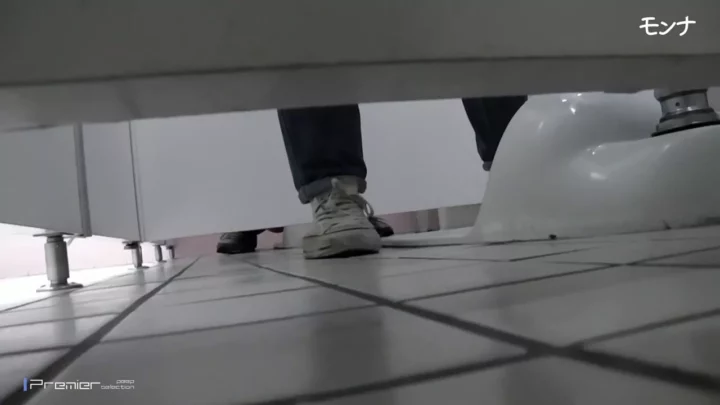 Screenshot 1 from 突撃！隣の美熟女妻を盗撮！秘密の覗き見