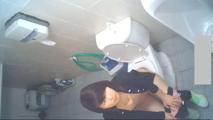 Screenshot 1 from 中国のトイレで盗撮！衝撃の隠しカメラ映像