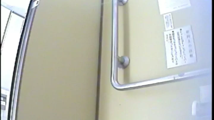 Screenshot 1 from 体育館トイレ盗撮！固定カメラが捉えた後ろ姿