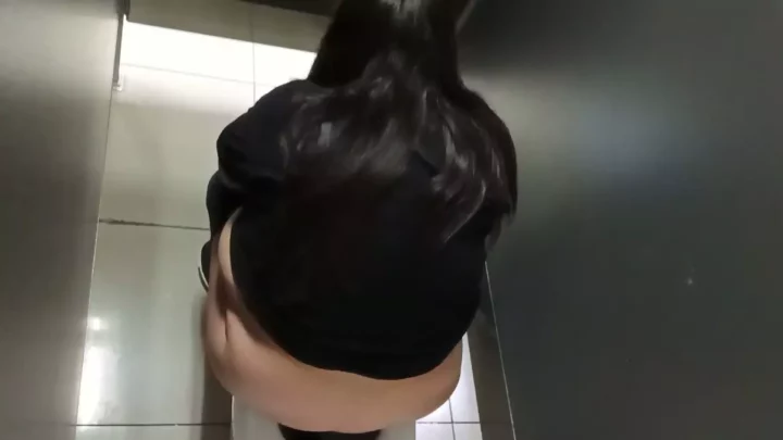 大胆不敵！アメリカ公衆トイレで危険な情事 のスクリーンショット 1