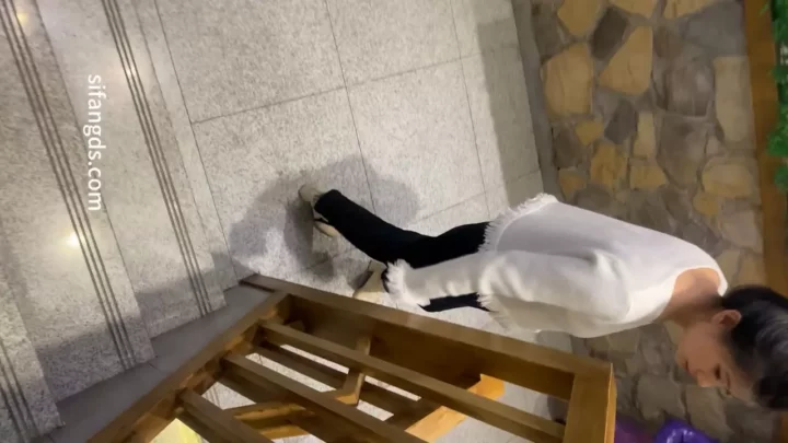 女子高生トイレ盗撮：流出映像 のスクリーンショット 1