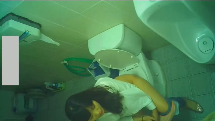 中国の公衆トイレで盗撮！美女の決定的瞬間 のスクリーンショット 1