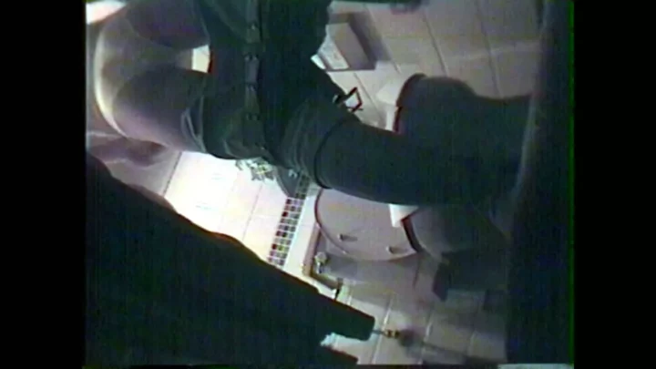 まさかの和式座り？！腹痛に耐える美女のトイレ盗撮 のスクリーンショット 1