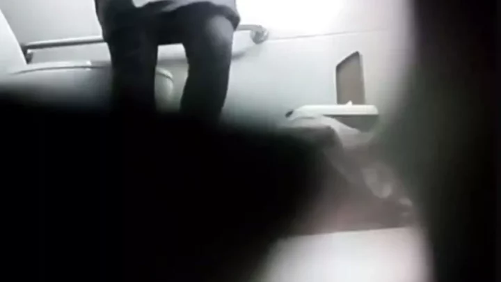 監視カメラが捉えた！スーパーのトイレで密室の情事 のスクリーンショット 1