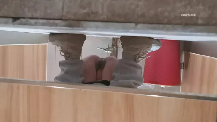 Screenshot 1 from 中国の公衆トイレで盗撮！美女の決定的瞬間