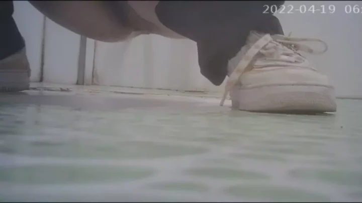 Screenshot 2 from 中国の公衆トイレで盗撮！衝撃のリアル映像