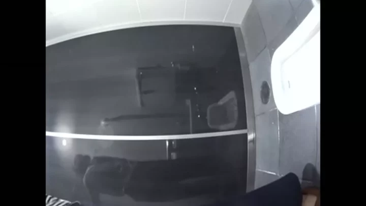 Screenshot 10 from 潮風とナプキン…隠し撮りが暴く海のトイレの秘密