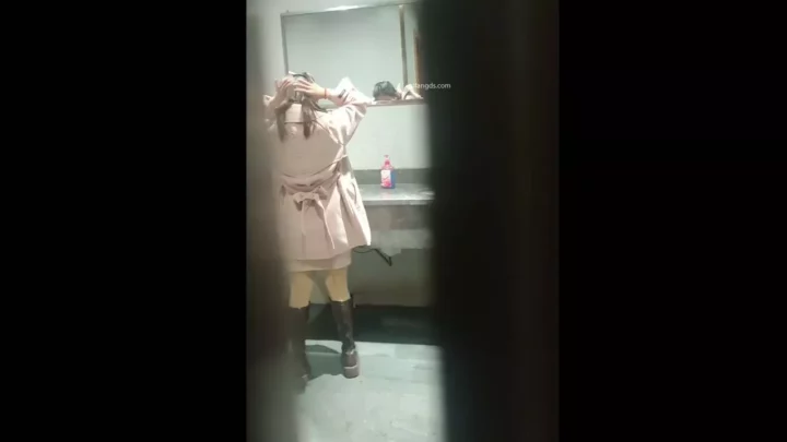 有名女優が店主と密会!? トイレ盗撮の衝撃 のスクリーンショット 2