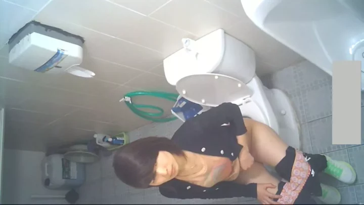 Screenshot 2 from 中国のトイレで盗撮！衝撃の隠しカメラ映像