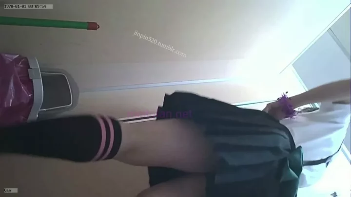 アートフェス裏！可愛いJKトイレ盗撮ツインテ2人組 のスクリーンショット 2