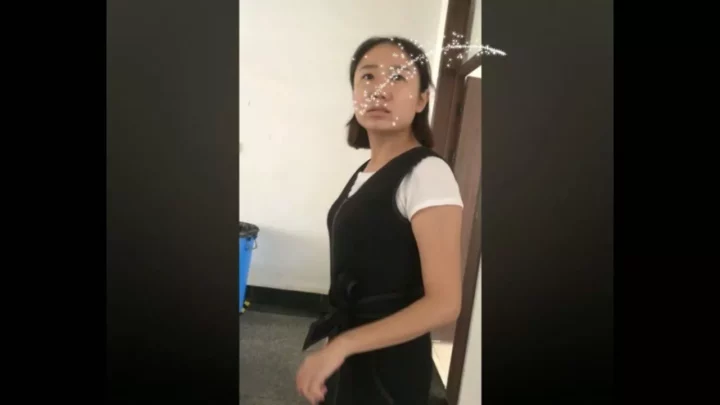 中国のトイレで捉えた秘密の瞬間！大胆な盗撮 のスクリーンショット 2