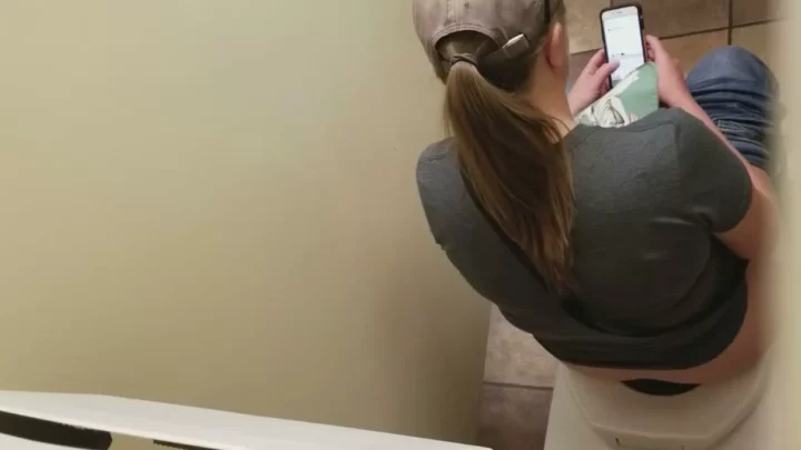 大胆不敵！アメリカ公衆トイレで危険な情事 のスクリーンショット 2