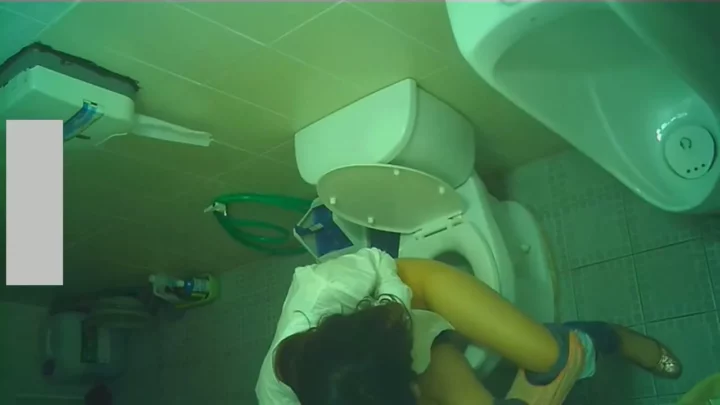 中国の公衆トイレで盗撮！美女の決定的瞬間 のスクリーンショット 2