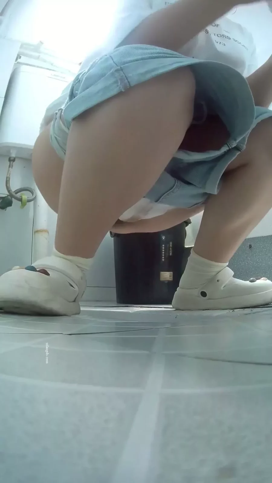 女子大のトイレに潜入!盗撮されたお嬢様たちの秘密 のスクリーンショット 2
