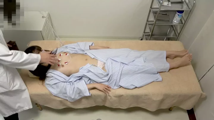 清純派美人の秘められた検査…心電図で脈拍上昇！？ のスクリーンショット 2
