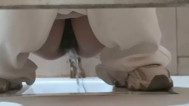 Screenshot 2 from 中国の公衆トイレで盗撮！衝撃の隠し撮り映像