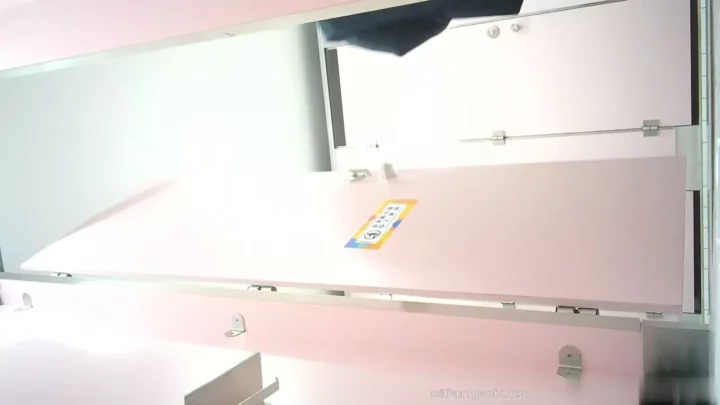 女子トイレ盗撮！プライベート写真流出の瞬間 のスクリーンショット 2