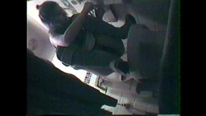 まさかの和式座り？！腹痛に耐える美女のトイレ盗撮 のスクリーンショット 2