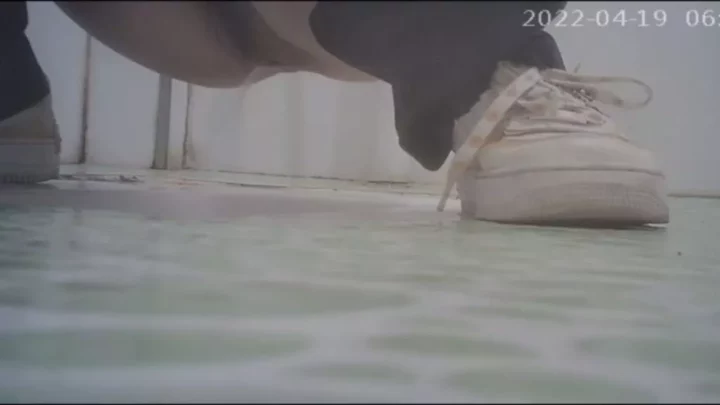 Screenshot 3 from 中国の公衆トイレで盗撮！衝撃のリアル映像