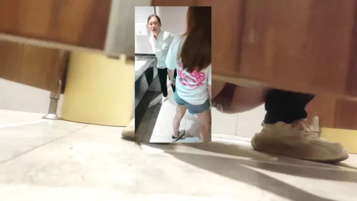 Screenshot 3 from トイレの盗撮犯、住宅街で絶好の獲物を発見！