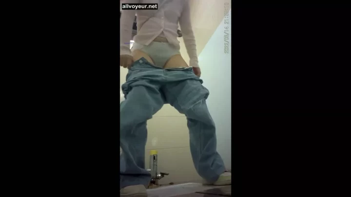 【隠し撮り】トイレで激写!積極的な視線にドキッ のスクリーンショット 3