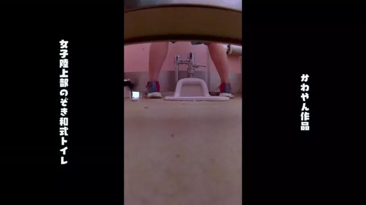 Screenshot 11 from 隠し撮り！和式トイレで魅せる乙女のM字開脚