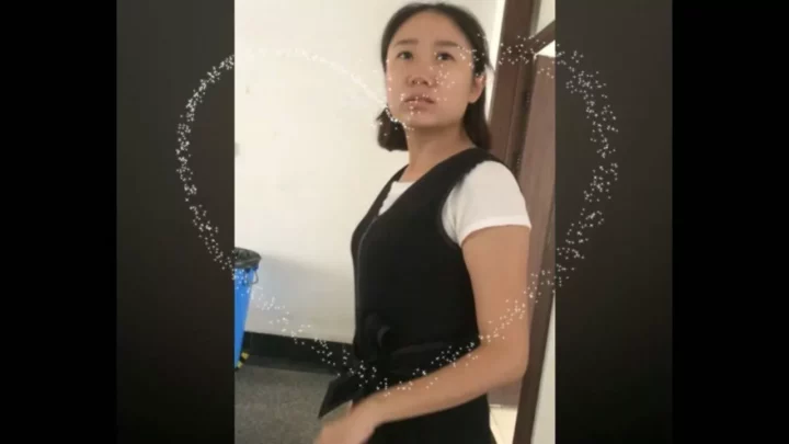 中国のトイレで捉えた秘密の瞬間！大胆な盗撮 のスクリーンショット 3