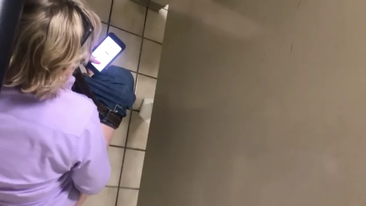 大胆不敵！アメリカ公衆トイレで危険な情事 のスクリーンショット 3