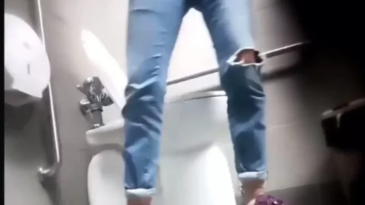 監視カメラが捉えた！スーパーのトイレで密室の情事 のスクリーンショット 3