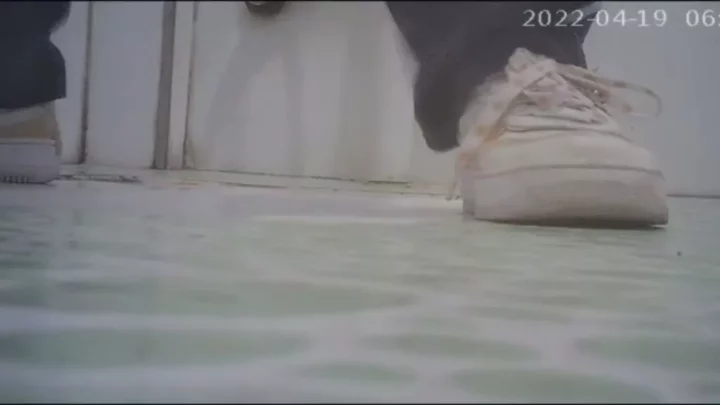 Screenshot 4 from 中国の公衆トイレで盗撮！衝撃のリアル映像