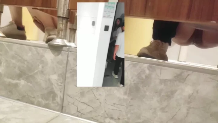 Screenshot 4 from トイレの盗撮犯、住宅街で絶好の獲物を発見！