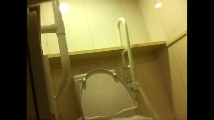Screenshot 4 from マ○ドの制服姿で…バイト中に秘密のイタズラ！