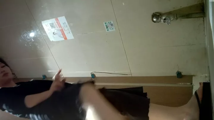 衝撃のトイレ隠し撮り！無毛美女の絶頂とゲロ のスクリーンショット 4