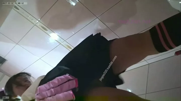 アートフェス裏！可愛いJKトイレ盗撮ツインテ2人組 のスクリーンショット 4