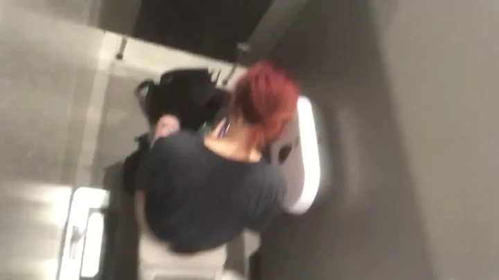 大胆不敵！アメリカ公衆トイレで危険な情事 のスクリーンショット 4
