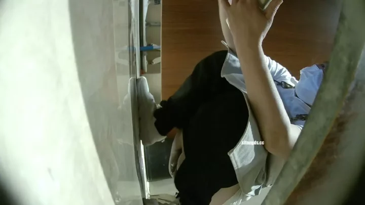 女子トイレ盗撮！美女が試着室でまさかの放尿 のスクリーンショット 4